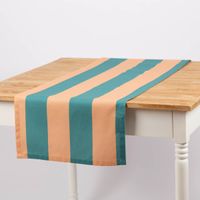 92130-Tischlaeufer-aus-Baumwolle-mit-Streifen-apricot-gruen-40x160cm-von-SCHoeNER-LEBEN--IMG-6136.jpg Baumwoll-Tischläufer 40x160 cm mit apricot-grünen Blockstreifen auf Holztisch ausgebreitet.
