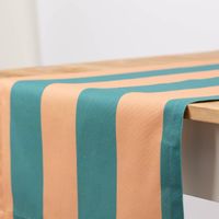 92130-Tischlaeufer-aus-Baumwolle-mit-Streifen-apricot-gruen-40x160cm-von-SCHoeNER-LEBEN--IMG-6139.jpg Detailansicht des Baumwoll-Tischläufers 40x160 cm mit apricot-grünen Streifen auf Holztisch.
