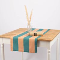 92130-Tischlaeufer-aus-Baumwolle-mit-Streifen-apricot-gruen-40x160cm-von-SCHoeNER-LEBEN--IMG-6143.jpg Apricot-grün gestreifter Baumwoll-Tischläufer dekorativ auf Tisch mit Vase und Buch.