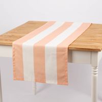 Tischläufer aus Baumwolle 40x160 cm mit breiten Streifen in Peach und Ecru auf Holztisch.