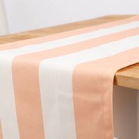Detailansicht des peach-ecru gestreiften Baumwoll-Tischläufers von SCHÖNER LEBEN.