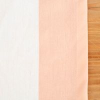 92135-Tischlaeufer-aus-Baumwolle-mit-Streifen-peach-ecru-40x160cm-von-SCHoeNER-LEBEN--IMG-6130.jpg Nahaufnahme der Stoffstruktur des gestreiften Tischläufers in Peach und Ecru.