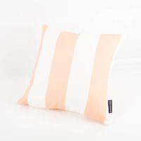 Kissen mit apricot-ecru Streifen von SCHÖNER LEBEN., quadratische Form auf weißem Hintergrund