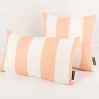 Zwei Kissen mit apricot-ecru Streifen von SCHÖNER LEBEN. in verschiedenen Größen nebeneinander