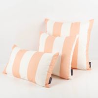 Drei Kissen mit apricot-ecru Streifen von SCHÖNER LEBEN. in verschiedenen Größen nebeneinander