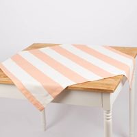 92137-Tischdecke-aus-Baumwolle-mit-Streifen-Peach-Ecru-von-SCHoeNER-LEBEN------handgenaeht-und-auf-Mass-IMG-6120.jpg Tischdecke aus Baumwolle mit breiten Streifen in Peach und Ecru dekorativ auf Holztisch.