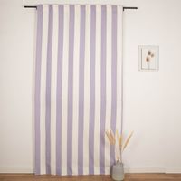 Langer Vorhang mit senkrechten Streifen in Flieder und Ecru, aus Baumwolle, blickdicht und handgenäht, ideal für individuelle Maßanfertigung - zugezogen am Fenster