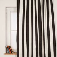 92144-Vorhang-Streifen-schwarz-ecru-mit-Smok-Schlaufenband-245x130cm--HxB--oder-Wunschmass-von-SCHoeNER-LEBEN--IMG-6056.jpg Vorhang aus der SCHÖNER LEBEN Kollektion, maßgefertigt, mit breiten vertikalen Streifen in Schwarz und Ecru, handgenäht nach individuellem Wunschmaß - Nahaufnahme am Fenster