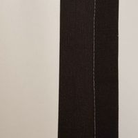 92144-Vorhang-Streifen-schwarz-ecru-mit-Smok-Schlaufenband-245x130cm--HxB--oder-Wunschmass-von-SCHoeNER-LEBEN--IMG-6057.jpg Vorhang aus der SCHÖNER LEBEN Kollektion, maßgefertigt, mit breiten vertikalen Streifen in Schwarz und Ecru, handgenäht nach individuellem Wunschmaß - Nahaufnahme