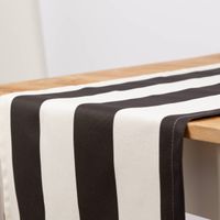 92145-Tischlaeufer-aus-Baumwolle-mit-Streifen-schwarz-ecru-40x160cm-von-SCHoeNER-LEBEN--IMG-6159.jpg Detailansicht des schwarz-ecru gestreiften Tischläufers aus Baumwolle von SCHÖNER LEBEN.