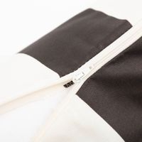 Nahaufnahme des Reißverschlusses der Kissenhülle schwarz-ecru von SCHÖNER LEBEN.
