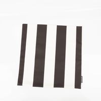 Quadratische Kissenhülle mit schwarz-ecru Streifen flach ausgebreitet.