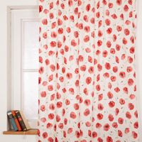Vorhang aus der SCHÖNER LEBEN Kollektion, handgenäht nach Maß, mit Mohnblumen-Muster in kräftigem Rot und Grün auf hellem, naturfarbenem Hintergrund - Nahaufnahme am Fenster