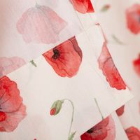 Vorhang aus der SCHÖNER LEBEN Kollektion, handgenäht nach Maß, mit Mohnblumen-Muster in kräftigem Rot und Grün auf hellem, naturfarbenem Hintergrund - umgedreht