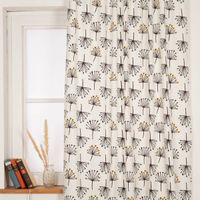 92157-Vorhang-Blumen-abstrakt-weiss-mit-Smok-Schlaufenband-245x130cm--HxB--oder-Wunschmass-von-SCHoeNER-LEBEN--IMG-6070.jpg Vorhang aus der SCHÖNER LEBEN Kollektion, maßgefertigt, mit abstraktem Blumenmuster in Schwarz und Gelb auf naturfarbenem Hintergrund, handgenäht nach individuellem Wunschmaß - Nahaufnahme am Fenster