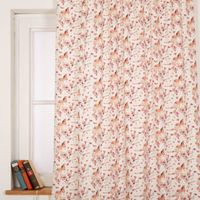 Vorhang aus der SCHÖNER LEBEN Kollektion, handgenäht nach Maß, mit zartem Aquarell-Blumenmuster in Rosa-, Rot- und Orangetönen auf hellem Hintergrund - Nahaufnahme am Fenster