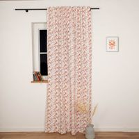Vorhang aus der SCHÖNER LEBEN Kollektion, handgenäht nach Maß, mit zartem Aquarell-Blumenmuster in Rosa-, Rot- und Orangetönen auf hellem Hintergrund - am Fenster bei Nacht