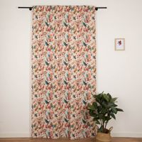 orhang aus der SCHÖNER LEBEN Kollektion, maßgefertigt, mit Kolibris, exotischen Blüten und Blättern in warmen Rot-, Beige- und Grüntönen auf naturfarbenem Hintergrund - zugezogen am Fenster
