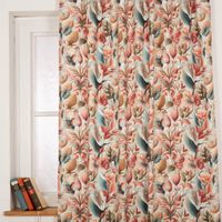 orhang aus der SCHÖNER LEBEN Kollektion, maßgefertigt, mit Kolibris, exotischen Blüten und Blättern in warmen Rot-, Beige- und Grüntönen auf naturfarbenem Hintergrund - Nahaufnahme am Fenster