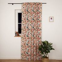orhang aus der SCHÖNER LEBEN Kollektion, maßgefertigt, mit Kolibris, exotischen Blüten und Blättern in warmen Rot-, Beige- und Grüntönen auf naturfarbenem Hintergrund - bei Nacht am Fenster