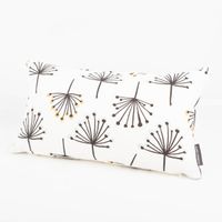 Rechteckige Kissenhülle aus Baumwolle mit grafischem Blumenmotiv in Weiß-Schwarz, handgenäht von SCHÖNER LEBEN.