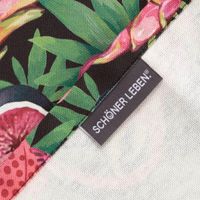 92173-Tischlaeufer-aus-Baumwolle-Jaguar-Fruechte-schwarz--bunt-40x160cm-von-SCHoeNER-LEBEN--IMG-6174.jpg SCHÖNER LEBEN. Label am schwarzen Tischläufer mit buntem Früchte- und Jaguar-Design.