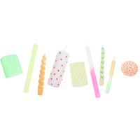 Verschieden gestaltete Kerzen mit Mustern und Farben, bemalt mit Candle Liner von Rico Design