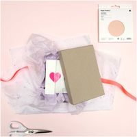 Geschenkverpackung mit Seidenpapier mit bunten Punkten, DIY-Set auf rosa Untergrund