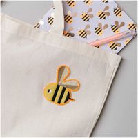 92190-Applikation-Patch-Biene-zum-Aufbuegeln-5-7x7-2cm-von-Rico-Design-598926-280085-AW-1-1920x1920.jpg Baumwolltasche mit aufgebügeltem Bienen-Patch und Notizblock mit passendem Designmotiv