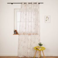 Transparenter Ösenvorhang aus Voile in Weiß und Beige mit abstraktem Blumenmuster, leicht und dekorativ für helle, freundliche Wohnräume - halb offen am Fenster