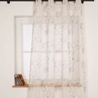 Transparenter Ösenvorhang aus Voile in Weiß und Beige mit abstraktem Blumenmuster, leicht und dekorativ für helle, freundliche Wohnräume - Nahaufnahme am Fenster