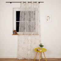 92203-oesenvorhang-Blumen-abstrakt-Voile-weiss-beige-135x260cm-IMG-5013-Bearbeitet-2.jpg Transparenter Ösenvorhang aus Voile in Weiß und Beige mit abstraktem Blumenmuster, leicht und dekorativ für helle, freundliche Wohnräume - bei Nacht am Fenster