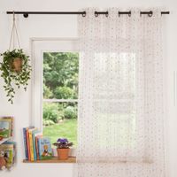 Transparenter Ösenvorhang aus Voile in Weiß mit feinen Längsstreifen und kleinen bunten Pünktchen - am Fenster im Kinderzimmer Nahaufnahme