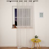 Transparenter Ösenvorhang aus Voile in Weiß mit feinen Längsstreifen und kleinen bunten Pünktchen, leicht und luftdurchlässig für helle Räume - bei Nacht am Fenster