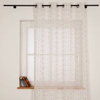 Transparenter Ösenvorhang aus Voile in Weiß mit feinen Längsstreifen und kleinen bunten Pünktchen, leicht und luftdurchlässig für helle Räume - Nahaufnahme am Fenster