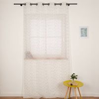 Transparenter Ösenvorhang aus Voile in Weiß mit feinen Längsstreifen und kleinen bunten Pünktchen, leicht und luftdurchlässig für helle Räume - zugezogen am Fenster