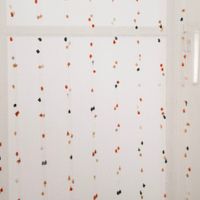 92205-oesenvorhang-Voile-Laengsstreifen-Puenktchen-weiss-135x260cm-IMG-4984.jpg Transparenter Ösenvorhang aus Voile in Weiß mit feinen Längsstreifen und kleinen bunten Pünktchen, leicht und luftdurchlässig für helle Räume - Nahaufnahme des Stoffes