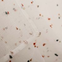 92205-oesenvorhang-Voile-Laengsstreifen-Puenktchen-weiss-135x260cm-IMG-4988.jpg Transparenter Ösenvorhang aus Voile in Weiß mit feinen Längsstreifen und kleinen bunten Pünktchen, leicht und luftdurchlässig für helle Räume - Ecke umgedreht