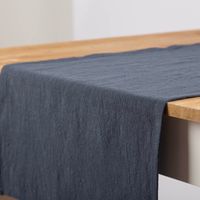 92228-Tischlaeufer-Leinen-mit-BW-Anteil-einfarbig-dunkelblau-40x160cm-von-SCHoeNER-LEBEN---IMG-6540.jpg Dunkelblauer Tischläufer aus Leinen mit Baumwollanteil von SCHÖNER LEBEN, einfarbig, Maße 40x160 cm, auf einem Holztisch dekoriert - Nahaufnahme