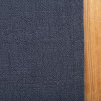 92228-Tischlaeufer-Leinen-mit-BW-Anteil-einfarbig-dunkelblau-40x160cm-von-SCHoeNER-LEBEN---IMG-6541.jpg Dunkelblauer Tischläufer aus Leinen mit Baumwollanteil von SCHÖNER LEBEN, einfarbig, Maße 40x160 cm, auf einem Holztisch dekoriert Detailaufnahme