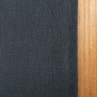 92229-Tischlaeufer-Leinen-mit-BW-Anteil-einfarbig-dunkelgruen-40x160cm-von-SCHoeNER-LEBEN---IMG-6597.jpg Tischläufer aus Leinen mit Baumwollanteil in einfarbigem Dunkelgrün, Größe 40x160 cm, dekorativ auf einem Holztisch präsentiert - Nahaufnahme des Stoffes