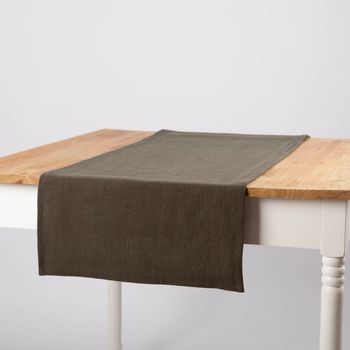 Tischläufer aus Leinen mit Baumwollanteil in einfarbigem Khakigrün, Größe 40x160 cm, dekorativ auf einem Holztisch ausgebreitet - Vollansicht
