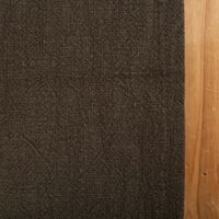 92230-Tischlaeufer-Leinen-mit-BW-Anteil-einfarbig-khakigruen-40x160cm-von-SCHoeNER-LEBEN---IMG-6552.jpg Tischläufer aus Leinen mit Baumwollanteil in einfarbigem Khakigrün, Größe 40x160 cm, dekorativ auf einem Holztisch ausgebreitet - Detailaufnahme