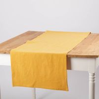 Tischläufer aus Leinen mit Baumwollanteil in einfarbigem Gelb, Größe 40x160 cm, dekorativ auf einem Holztisch arrangiert - Vollansicht