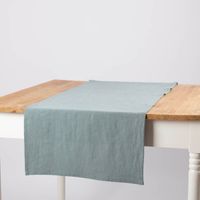 Tischläufer aus Leinen mit Baumwollanteil in einfarbigem Altgrün, Größe 40x160 cm, dekorativ auf einem Holztisch präsentiert - Nahaufnahme
