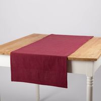 Tischläufer aus Leinen mit Baumwollanteil in einfarbigem Beerenton, Größe 40x160 cm, dekorativ auf einem Holztisch arrangiert - Nahaufnahme