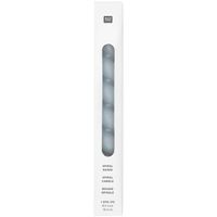 Verpackte Spiralkerze in Soft Grau von Rico Design, Sichtfenster zeigt die Kerze