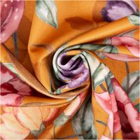 92244-Samt-Stoff-Polsterstoff-Vorhangstoff-Lilium-Blumen-ocker-gelb-1-40m-Breite-IMG-5892.jpg Samtstoff in warmem Ockergelb mit großem Blumenmuster: rote Lilien, violette Blüten und grüne Blätter, weich, edel und polsterfähig - kunstvoll eingedreht in Falten