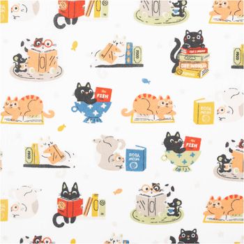 Baumwollstoff in Weiß mit farbenfrohem Katzenmotiv: orange, schwarze und graue Katzen beim Lesen, Spielen und Träumen, verspieltes französisches Dessin - Nahaufnahme