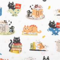 Baumwollstoff in Weiß mit farbenfrohem Katzenmotiv: orange, schwarze und graue Katzen beim Lesen, Spielen und Träumen, verspieltes französisches Dessin - Detailaufnahme